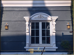 Ferestre estetice Design clasic de fațadă cu decorațiuni din poliuretan Decoratiile din poliuretan sunt elementele cheie pentru a obtine estetica si eleganta in designurile exterioare clasice moderne. Vila prezentata in imagine ofera o vizibilitate bogata cu montantul din poliuretan alb din jurul ferestrei, in timp ce contraforturile si montantul ferestrei ofera atat un suport cat si o calitate decorativa structurii, acoperirile din panouri din poliuretan nu oferă doar frumusețe, ci și protejează împotriva factorilor externi Prin combinarea arhitecturii tradiționale cu materialele moderne, acest design are potențialul de a transforma exteriorul oricărei case într-o operă de artă unică shadow subliniază și mai mult aceste caracteristici decorative, ducând designul clasic al fațadei la nivelul următor.