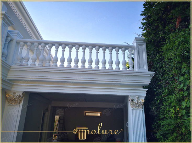 Classical Elegance at Your Entrance Facade Design Enriched with Polyurethane Details The entrance of a house is the first step in welcoming guests and a reflection of the general character of the house. Details such as polyurethane columns and Corinthian column capitals in classical exterior decoration add an elegant atmosphere to this area. The building entrance in the picture displays the intricacies of classical architecture with its aesthetic jamb workmanship and remarkable eaves moldings Badastrol application balcony It adds depth and sophistication to the space in perfect harmony with its railings. These elements elevate the exterior of any home by offering durability and aesthetics together. Polyurethane materials produced with modern technology provide long-term durability and ease of maintenance while preserving the traditional appearance. The classic facade design increases the value of your home and adds to its appeal. It is an investment that offers a receptive outlook