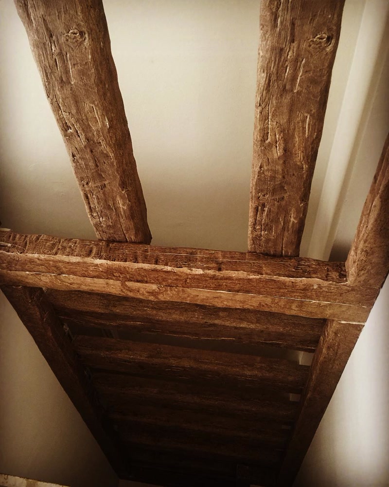 Idei impresionante pentru decorarea casei rustice Rustic înseamnă o casă de sat sau un decor care dă senzația unei note de sat.Acest stil de case constă în general din structuri din lemn, iar c