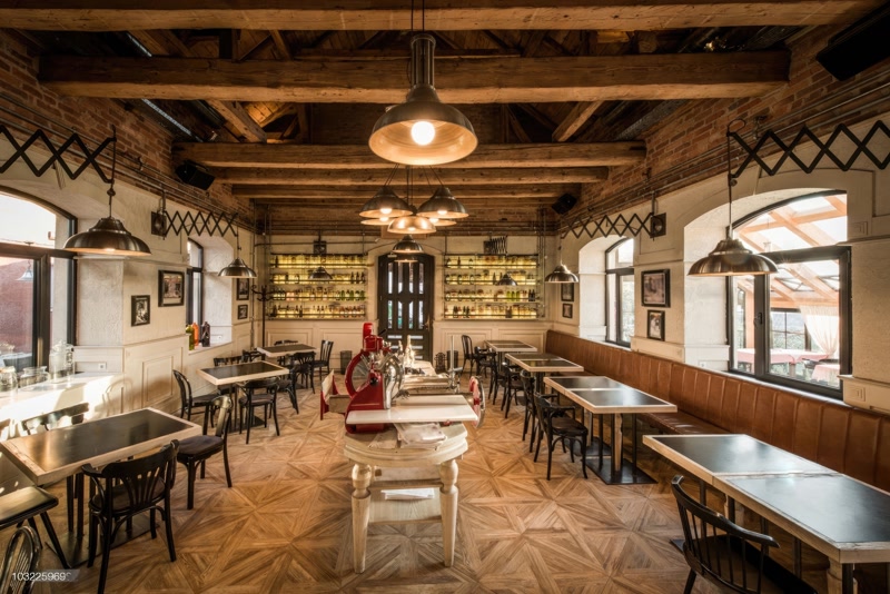 Proiect de amenajare interioara Rustic Steak House Grinzile din poliuretan din căpriori cu aspect de lemn natural conferă spațiilor dumneavoastră din centrele orașelor un aspect montan autentic.