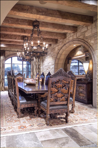 Exemple și idei de decorațiuni pentru sufragerie cu grinzi rustice Acum vă vom arăta un exemplu de decorare completă a casei din lemn. După cum puteți vedea în imagine, modelele de case incolore și nelustruite sunt și ele la modă în acest an. Grinzile și scările, care arată ca bușteni, vă fac să vă simțiți ca și cum vă aflați în natura.In plus, poti crea un aspect foarte diferit si dulce pentru casa ta cu seturile de scaune din piele pe care le vei folosi.