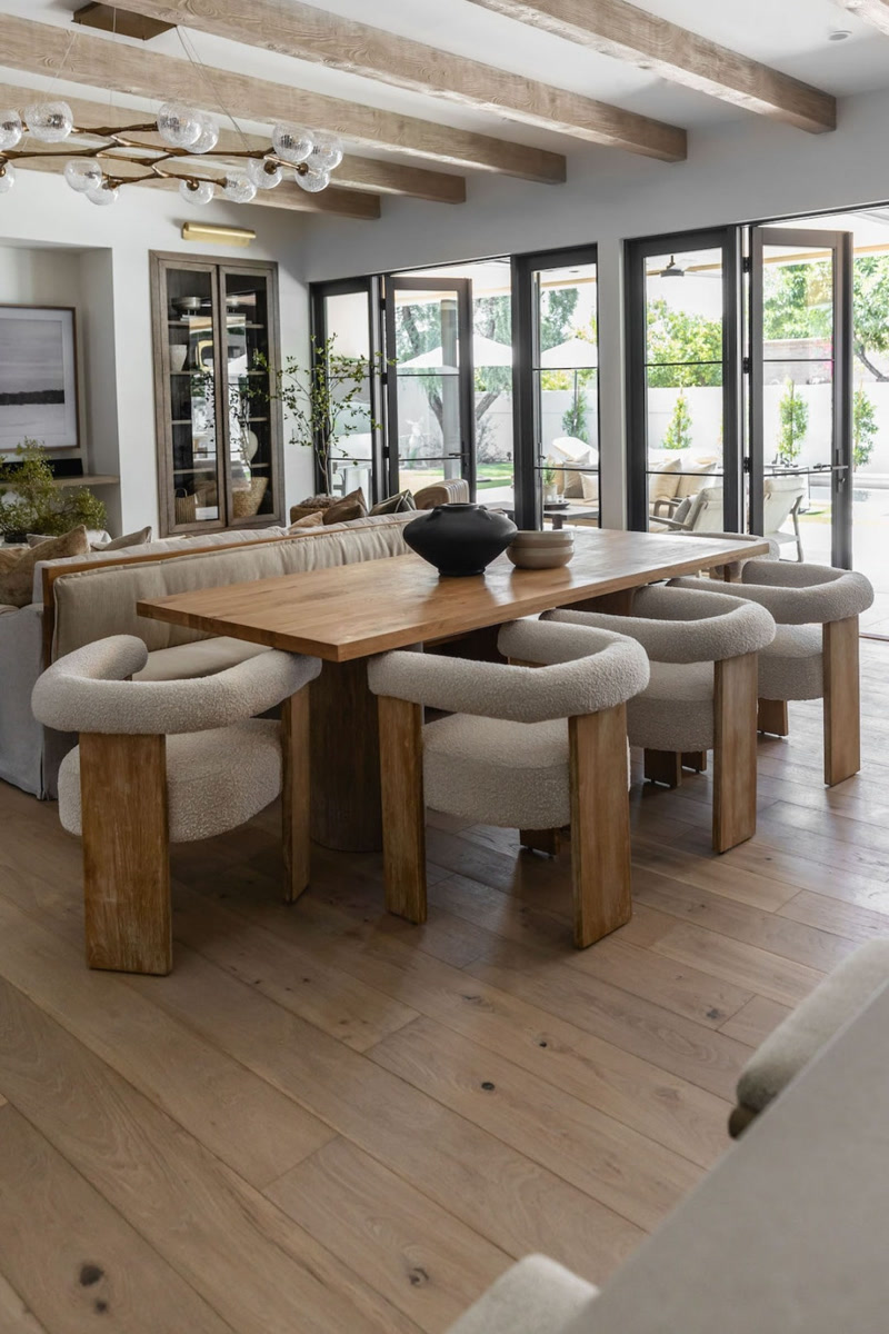Decor rustic cu decor din bușteni din poliuretan Bușteni de tavan antic Buștenii de poliuretan oferă o modalitate perfectă de a adăuga o atmosferă unică interioarelor prin combinarea buștenilor de tavan antic cu dec