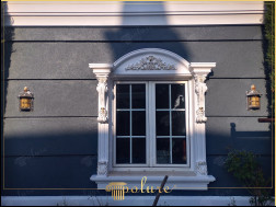 Ferestre estetice Design clasic de fațadă cu decorațiuni din poliuretan Decoratiile din poliuretan sunt elementele cheie pentru a obtine estetica si eleganta in designurile exterioare clasice moderne. Vila prezentata in imagine ofera o vizibilitate bogata cu montantul din poliuretan alb din jurul ferestrei, in timp ce contraforturile si montantul ferestrei ofera atat un suport cat si o calitate decorativa structurii, acoperirile din panouri din poliuretan nu oferă doar frumusețe, ci și protejează împotriva factorilor externi Prin combinarea arhitecturii tradiționale cu materialele moderne, acest design are potențialul de a transforma exteriorul oricărei case într-o operă de artă unică shadow subliniază și mai mult aceste caracteristici decorative, ducând designul clasic al fațadei la nivelul următor.