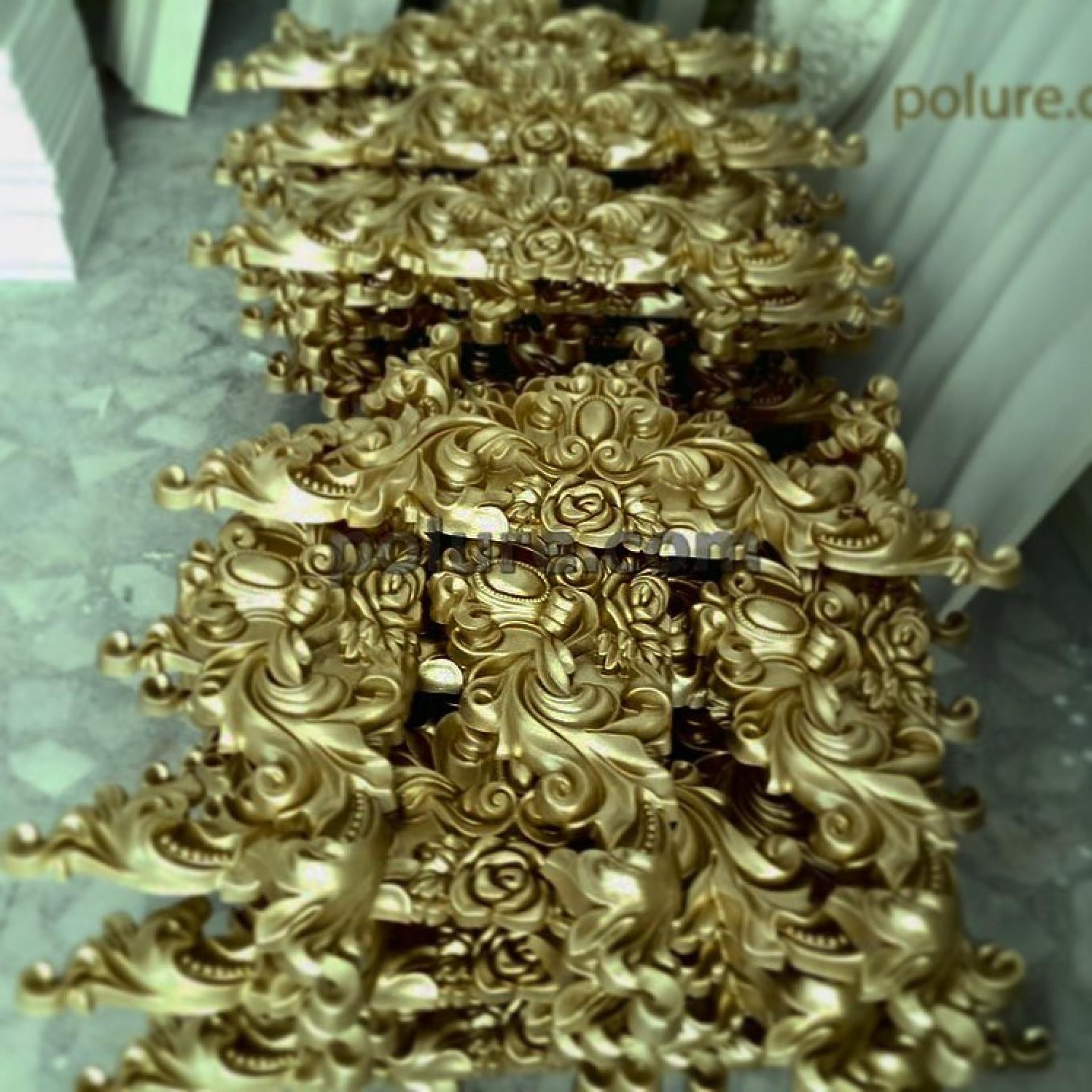 Elemente decorative din poliuretan P2833 cu finisaj auriu și motive florale sculptate în stil clasic.