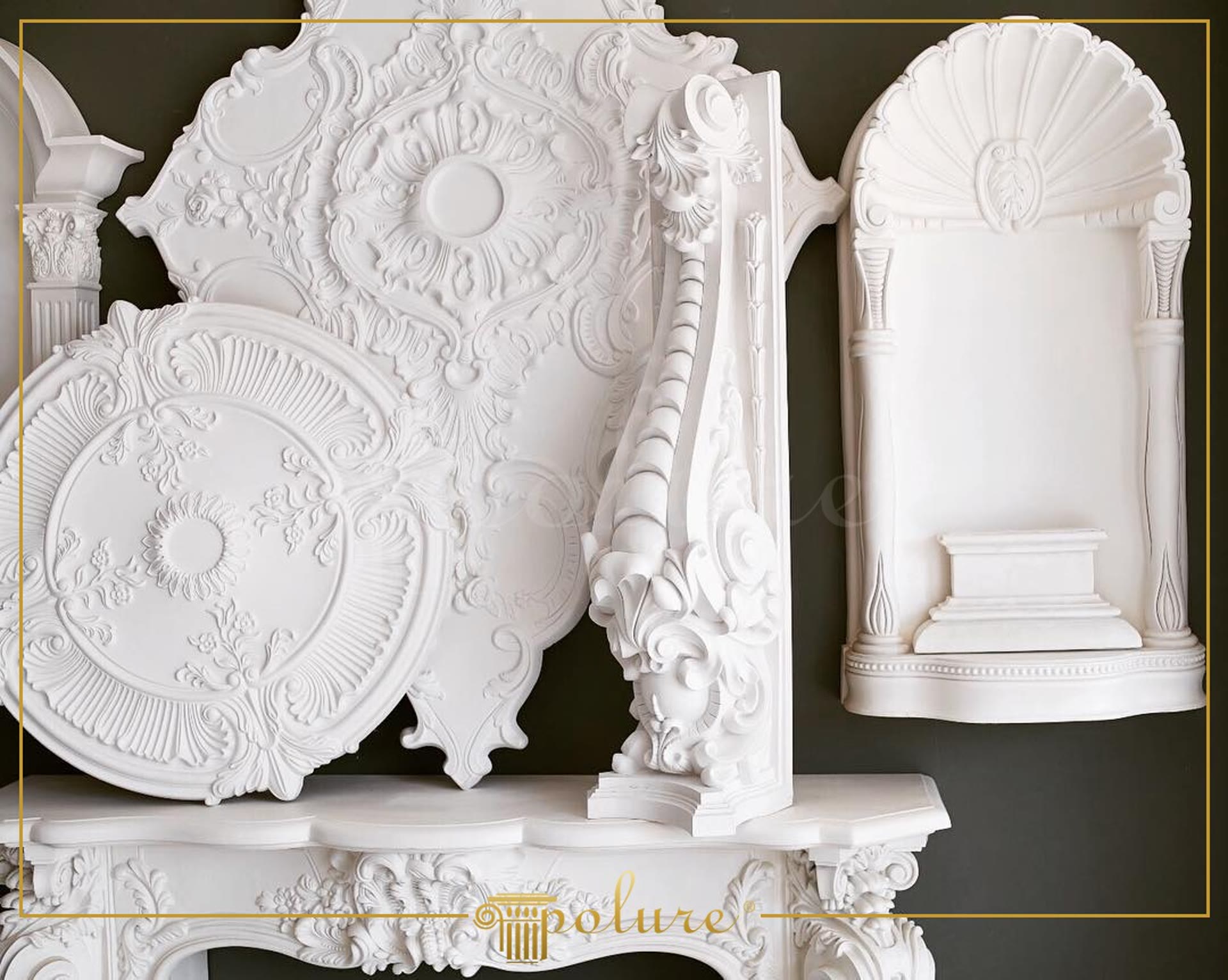 Compoziție cu elemente decorative din poliuretan alb: rozete tavan P7134 și P7174, consolă P6066 și nișă P08.