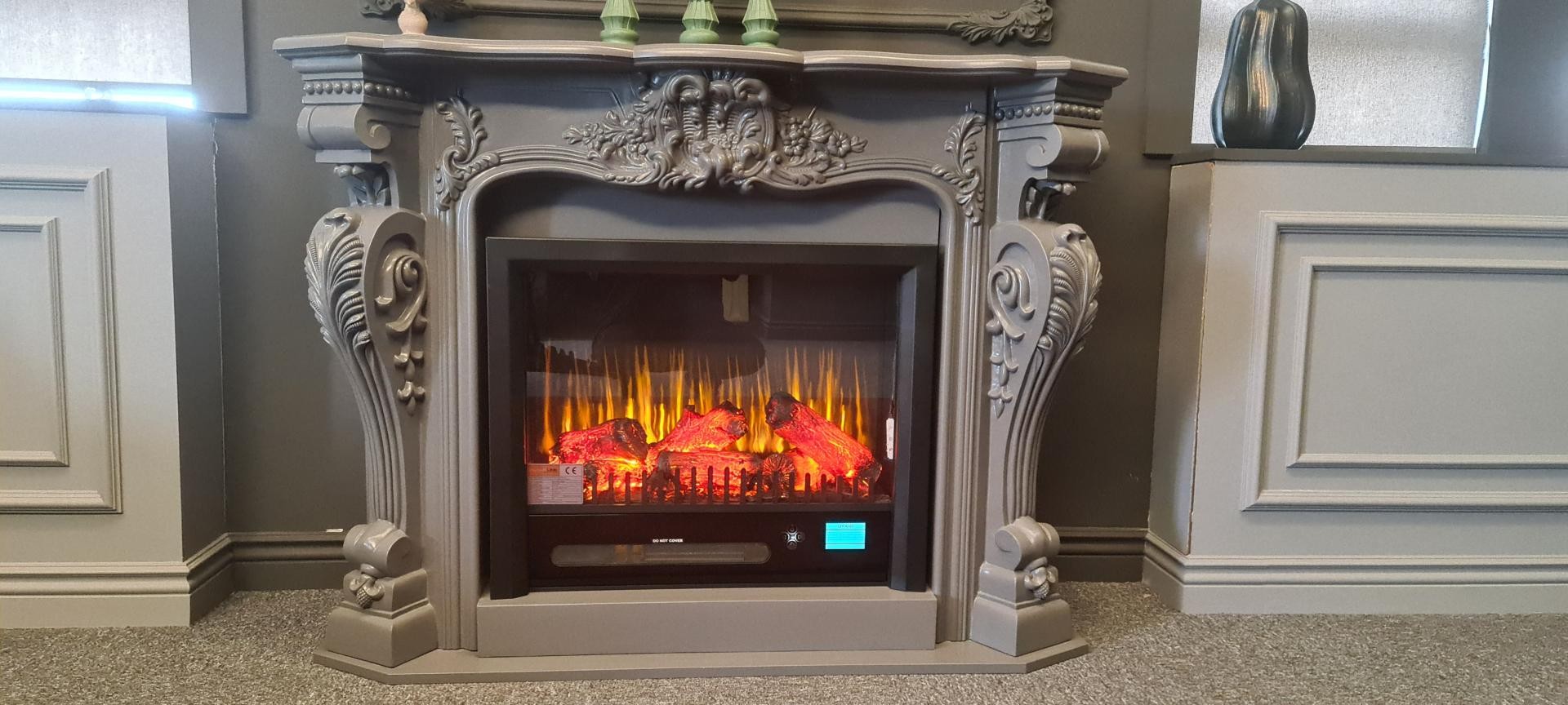 Rama de șemineu din poliuretan gri P8403W cu ornamente sculptate și vatră electrică într-un decor clasic reinterpretat.