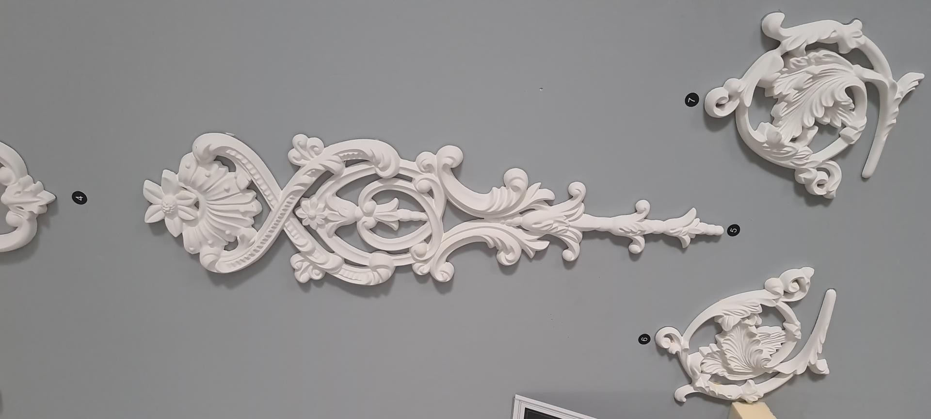 Ornament decorativ din poliuretan cu relief clasic floral P8055A montat pe perete gri pentru finisaje interioare.