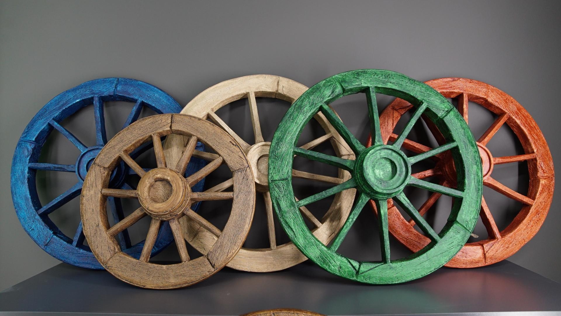 Roti decorative din poliuretan cu textura de lemn rustic in culori albastru, verde, maro si caramiziu pe fundal gri