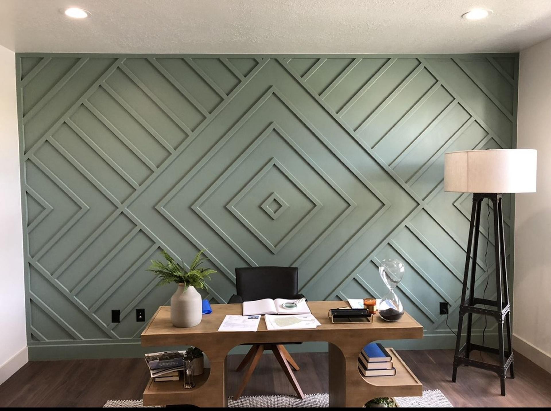 Perete accent verde salvie decorat cu profile din poliuretan în forme geometrice concentrate de romb în birou modern.