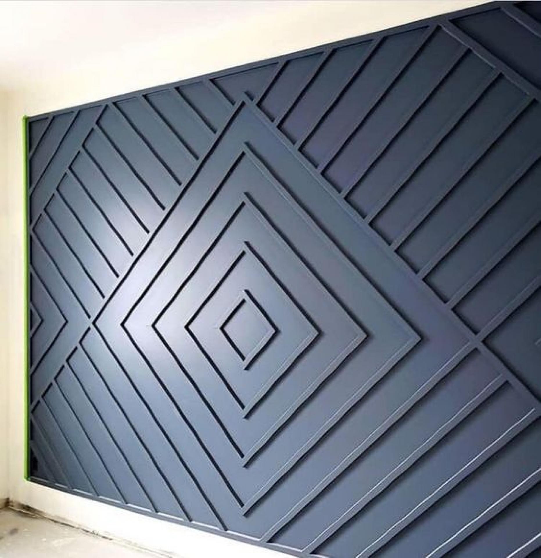 Perete decorativ cu profil poliuretanic P851350 în formă geometrică de romb vopsit albastru inchis mat
