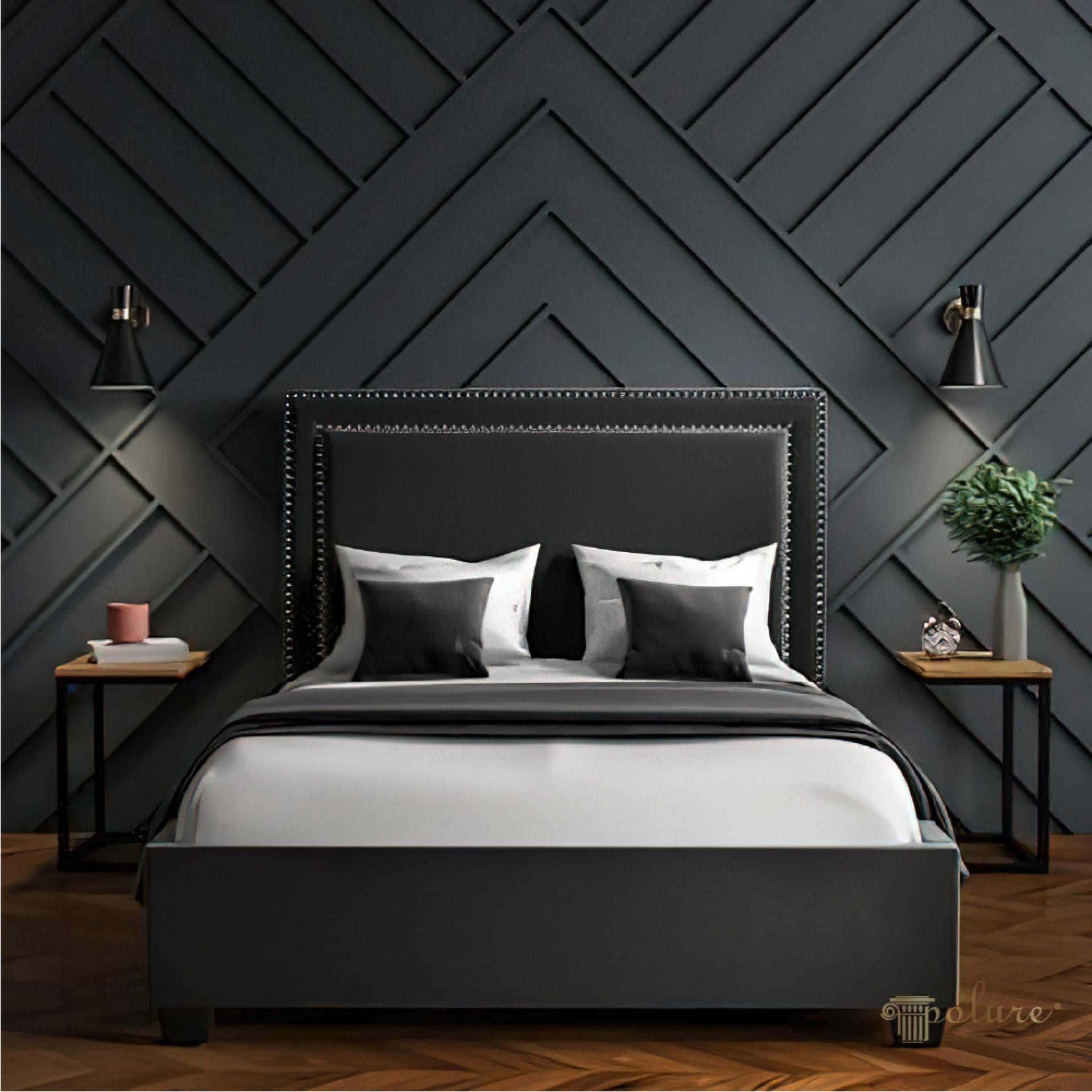 Decor perete dormitor modern cu profile din poliuretan montate geometric în stil chevron pe fundal antracit.