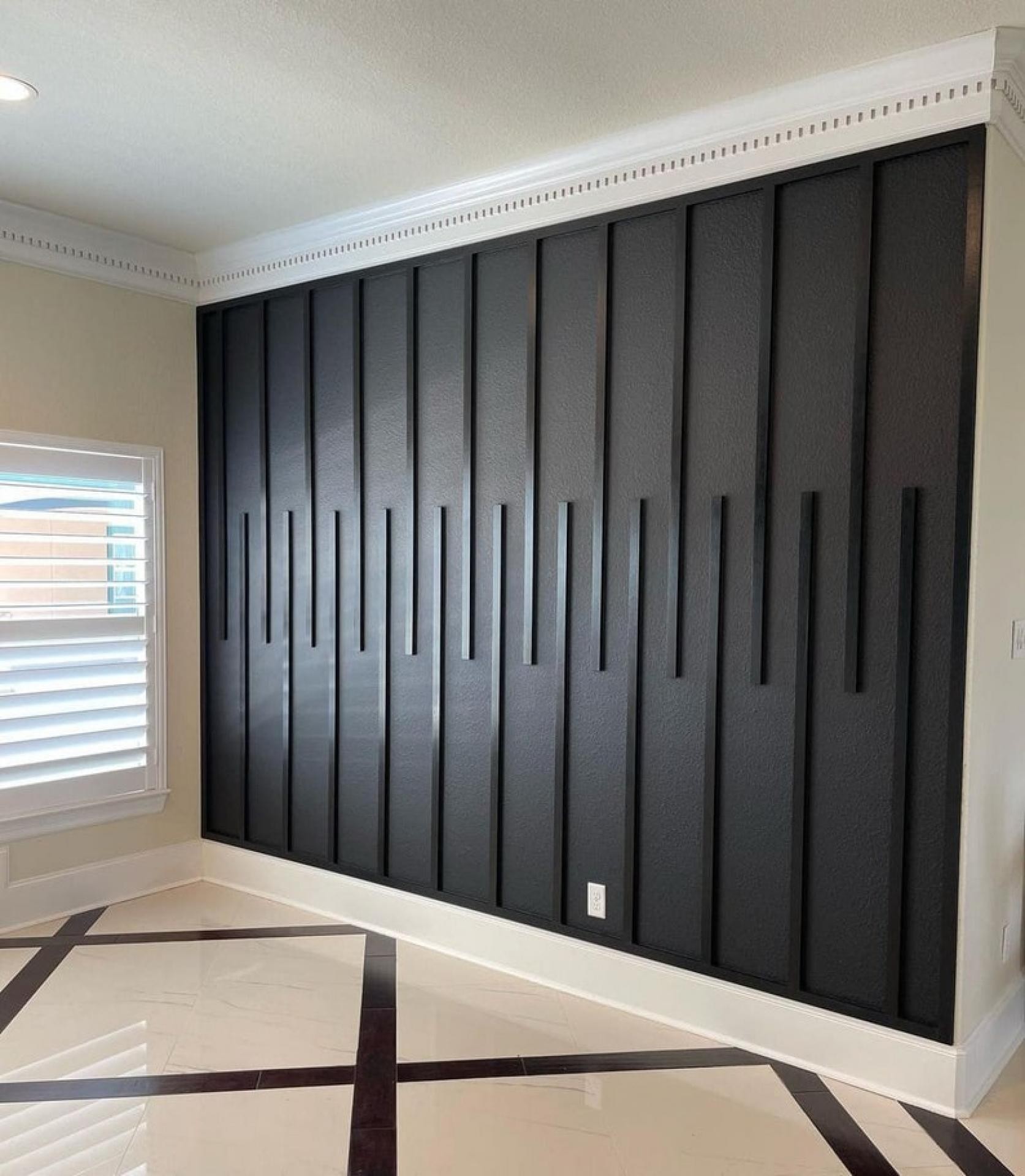 Perete accent negru decorat cu profile verticale din poliuretan asimetrice P851350 și pardoseală din ceramică lucioasă