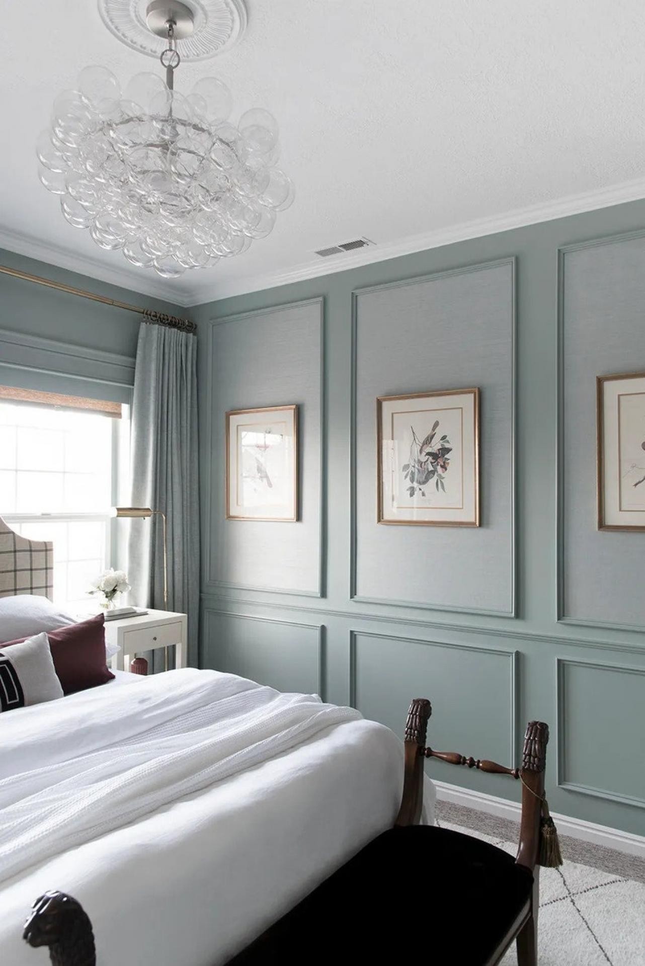 Panouri decorative din profil poliuretan P85016 și P85403 vopsite verde pastel în dormitor clasic reinterpretat