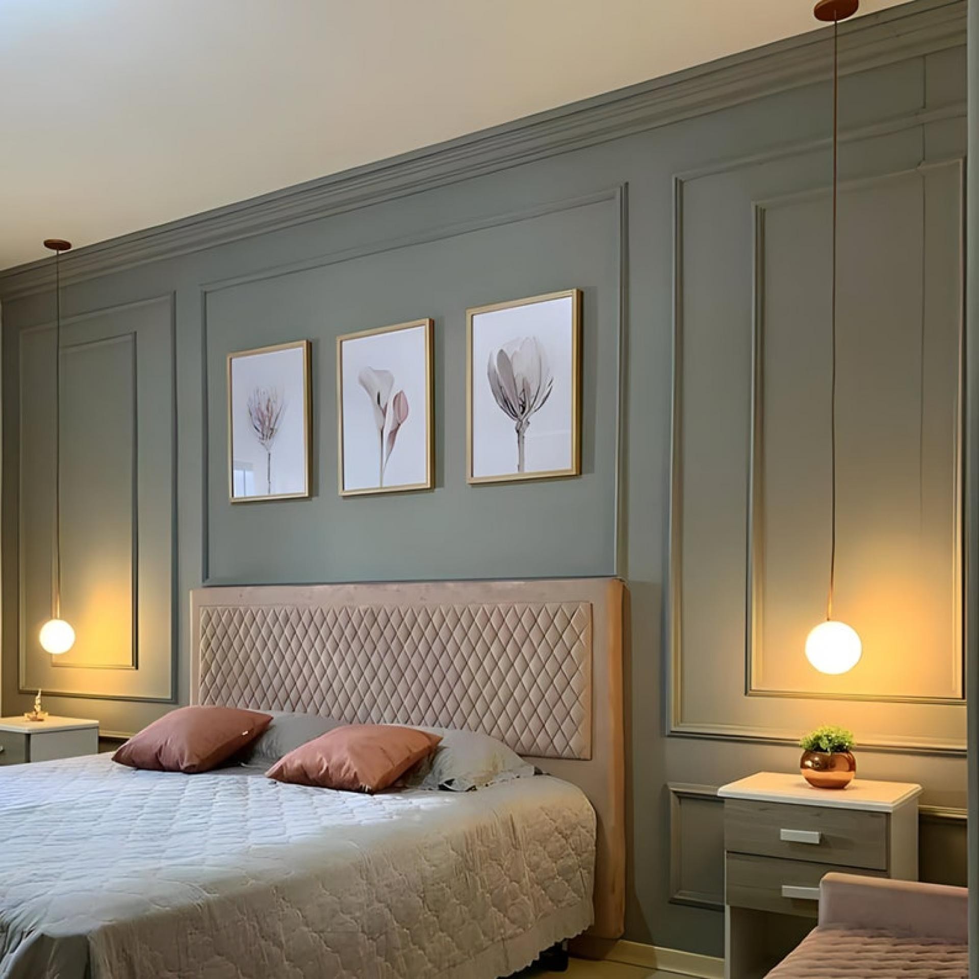 Dormitor modern cu perete verde salvie decorat cu baghete din poliuretan P85008 și tăblie roz pudră.