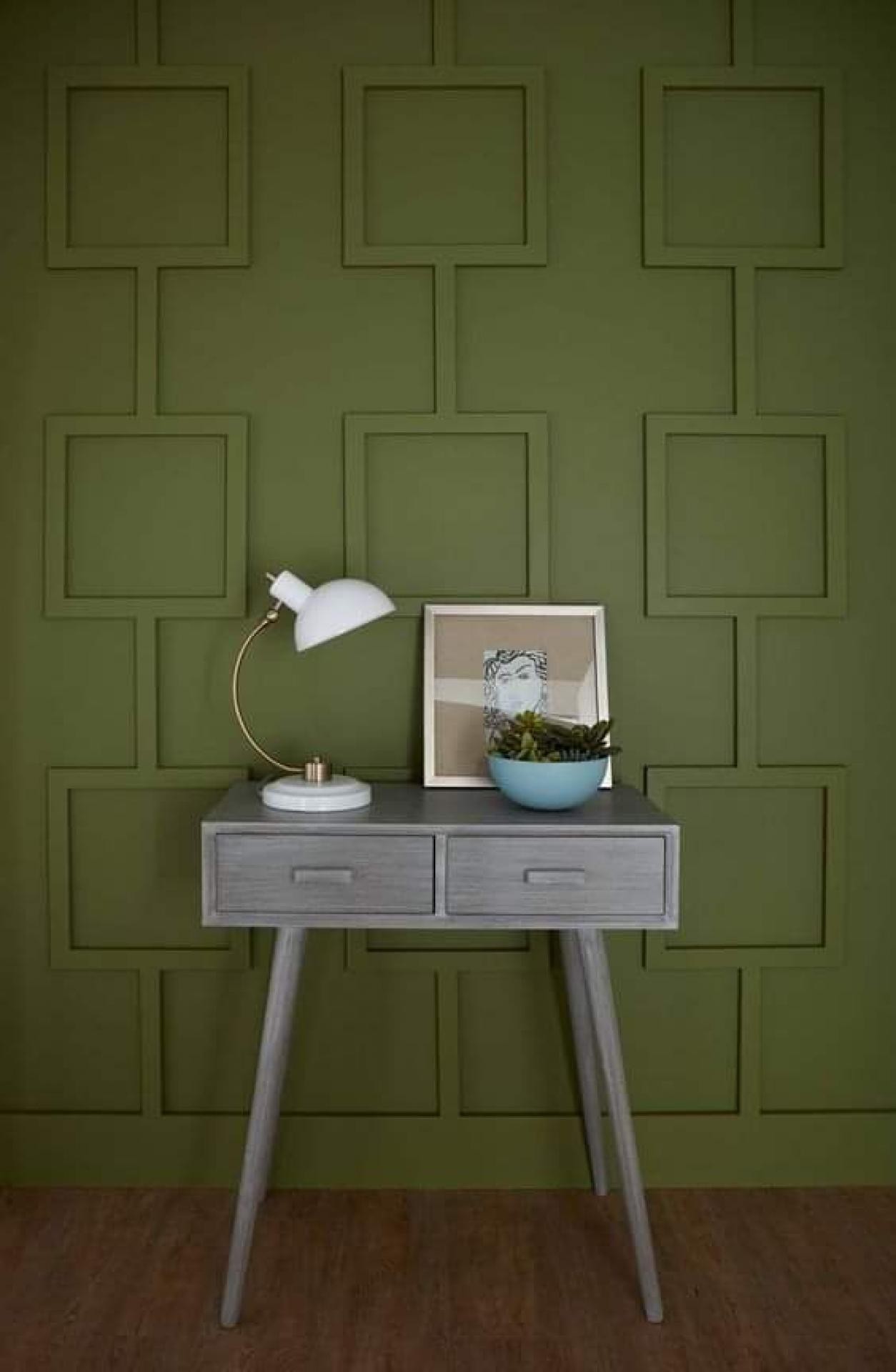 Perete decorativ verde măsliniu realizat cu profile din poliuretan în forme geometrice și consolă gri
