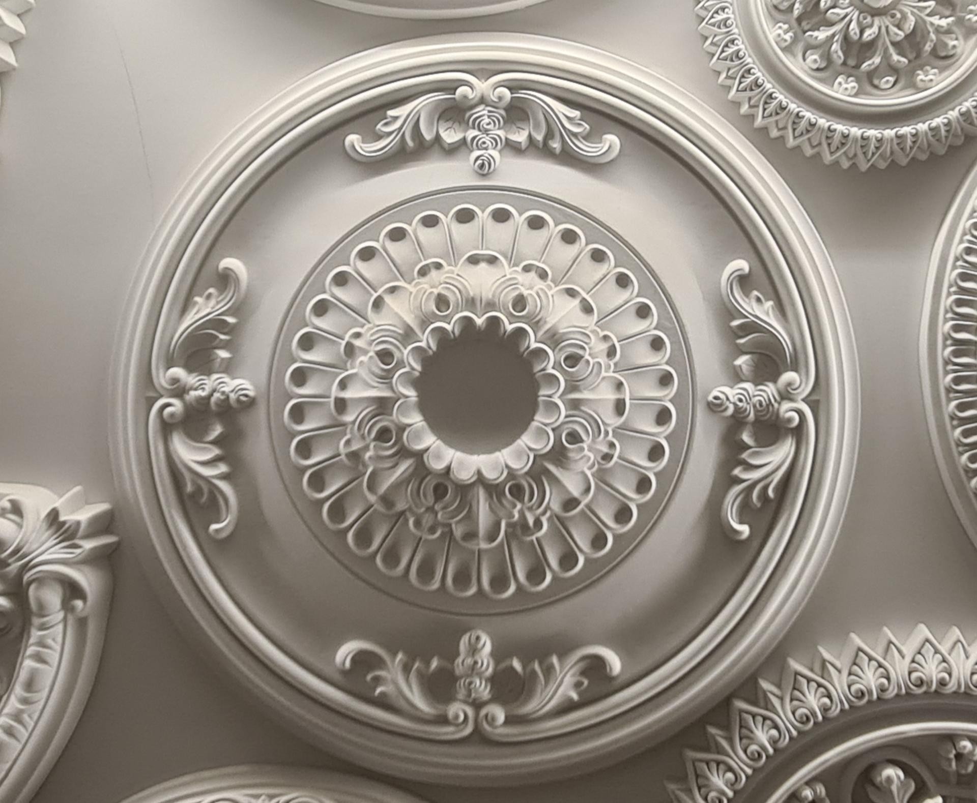 Rozetă circulară din poliuretan P7152 cu ornamente vegetale și geometrice pe tavan alb în stil clasic