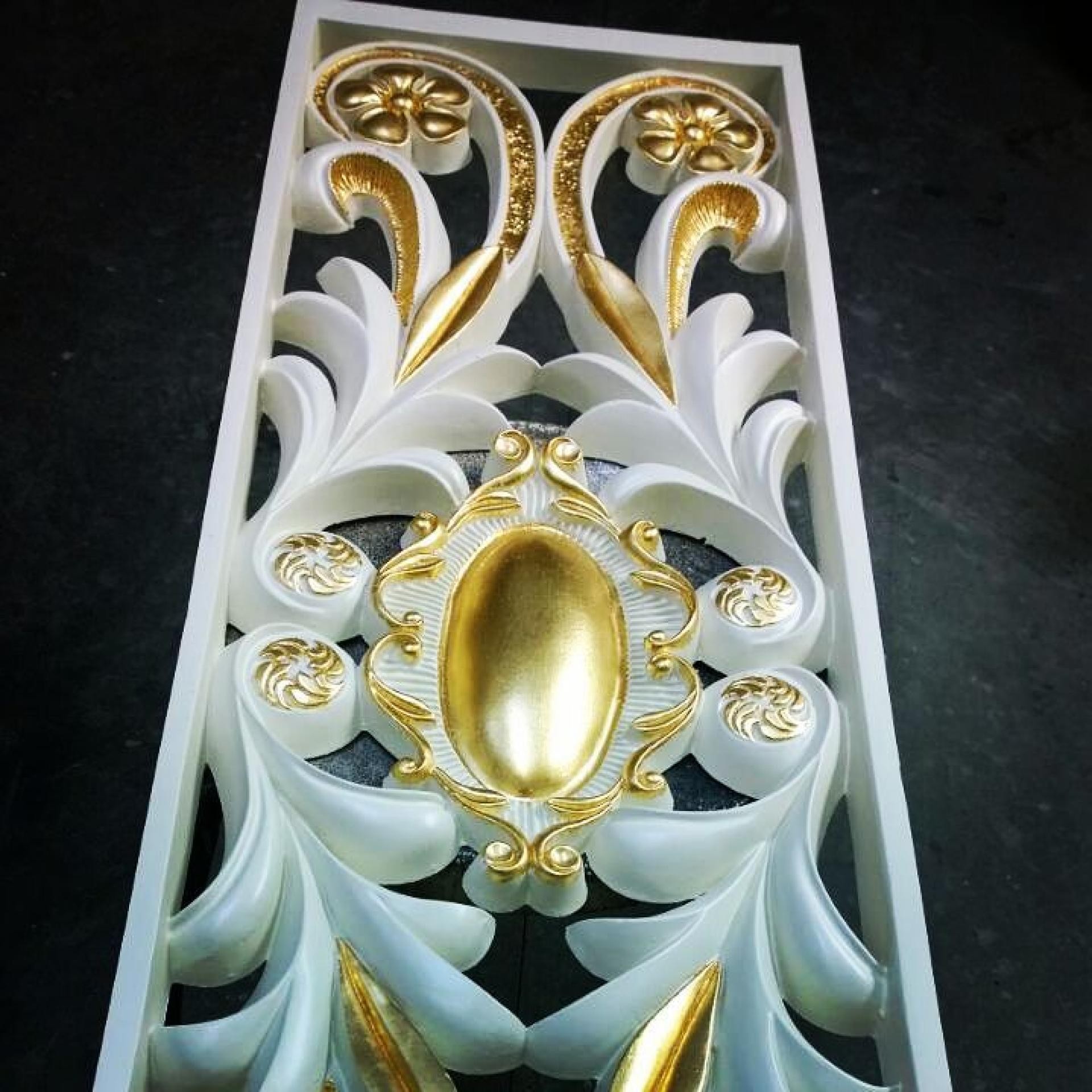 Panou decorativ din poliuretan alb cu detalii sculptate și accente aurii pentru pereți interiori.