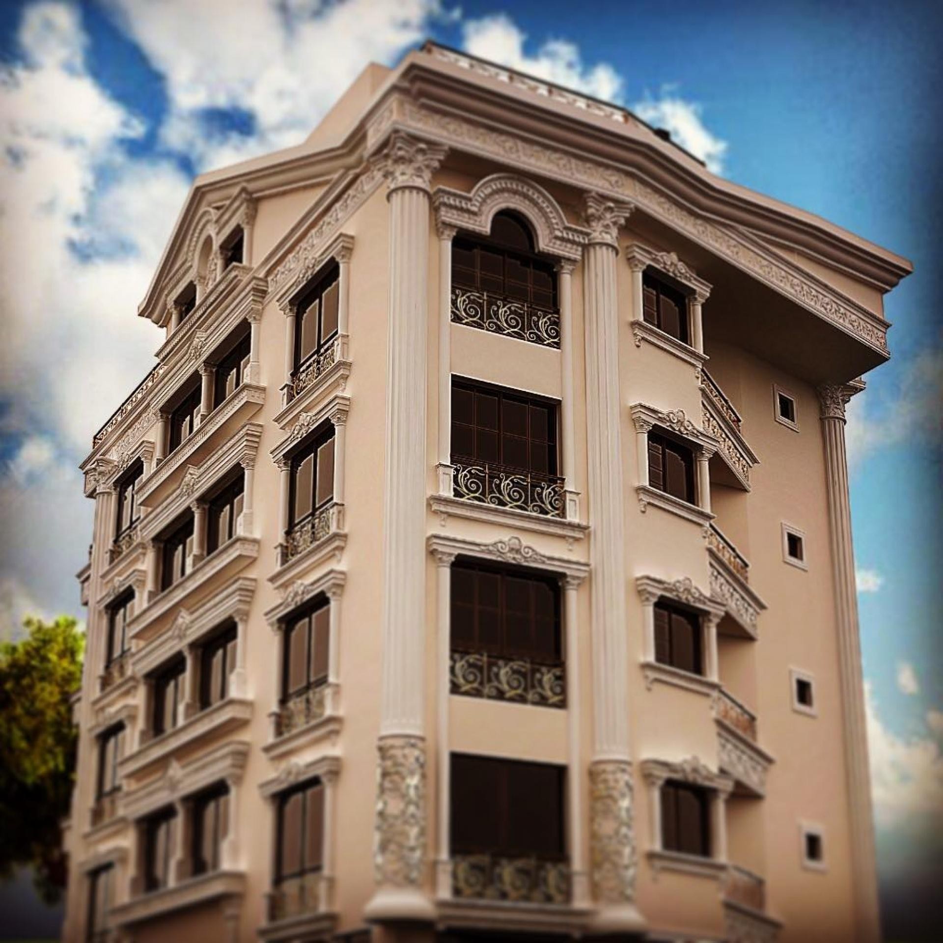 Fațadă clasică de hotel decorată cu coloane masive din poliuretan P5420, ancadramente de fereastră P1456 și frontoane P2839.