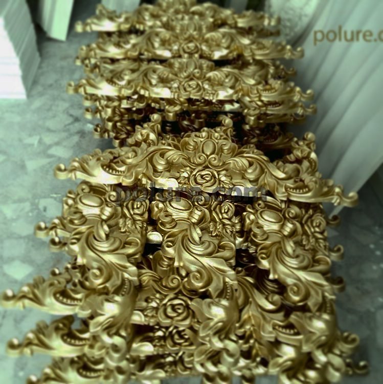 Elemente decorative din poliuretan P2833 cu finisaj auriu și motive florale sculptate în stil clasic.
