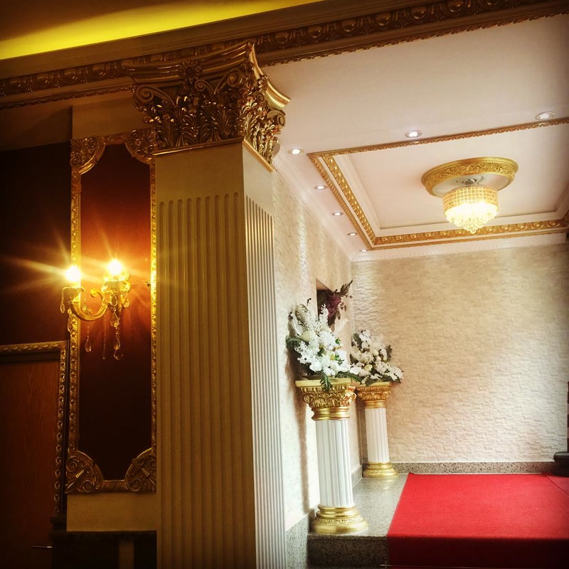 Decor interior clasic cu pilastru din poliuretan P5040, capitel aurit P5040A si cornise P81142 intr-un salon.