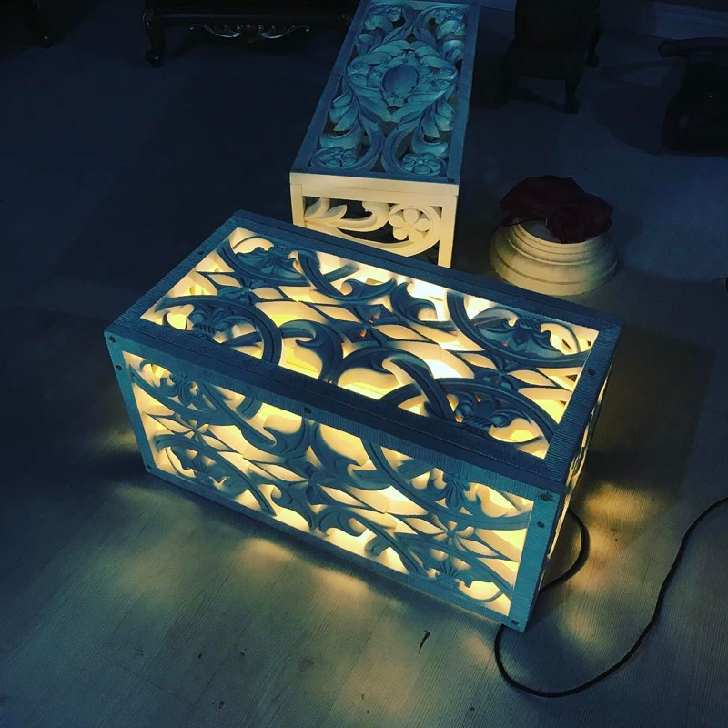 Casete luminoase decorative realizate din panouri de poliuretan sculptat cu motive clasice pe pardoseala.
