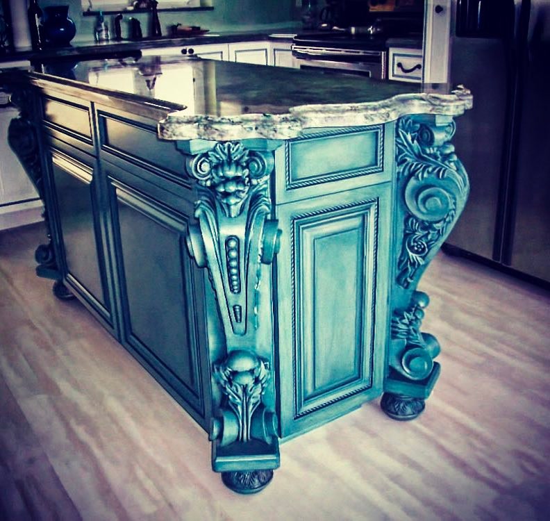 Insulă de bucătărie în nuanță turcoaz patina cu console decorative din poliuretan P9950 montate pe colțuri.