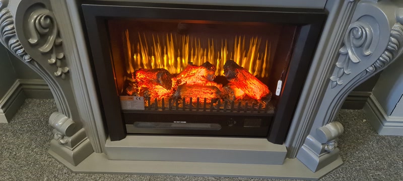Ramă de șemineu din poliuretan P8403W vopsită în tonuri de gri mat, cu focar electric aprins în stil clasic.