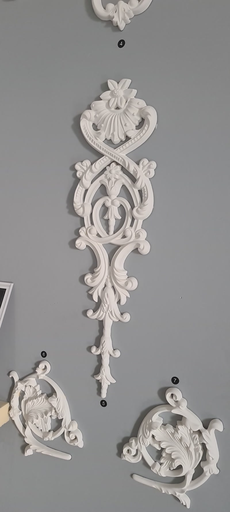 Ornament decorativ din poliuretan cu relief clasic floral P8055A montat pe perete gri pentru finisaje interioare.