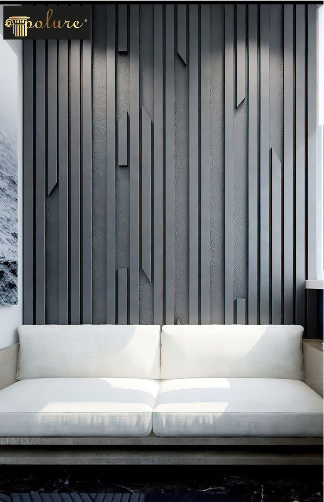 Perete accent decorat cu profile verticale din poliuretan antracit 3D și canapea albă modernă în lumină naturală.