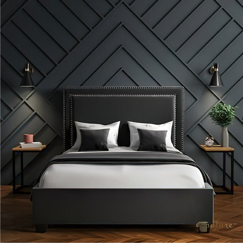 Decor perete dormitor modern cu profile din poliuretan montate geometric în stil chevron pe fundal antracit.