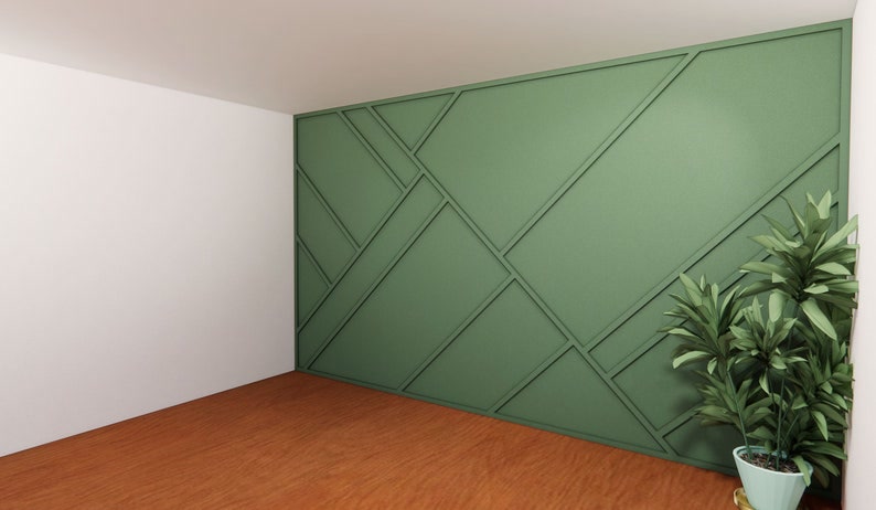 Perete verde decorat cu profile din poliuretan P851350 în forme geometrice asimetrice lângă parchet din lemn cald.