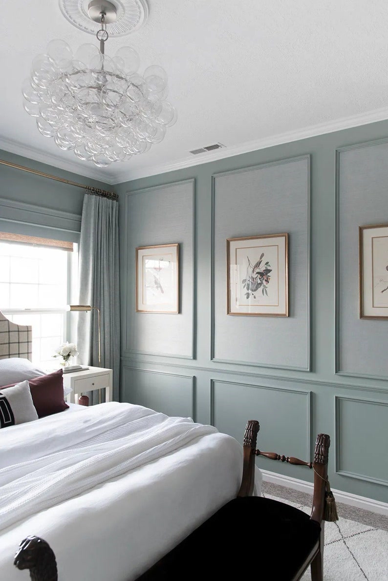 Panouri decorative din profil poliuretan P85016 și P85403 vopsite verde pastel în dormitor clasic reinterpretat