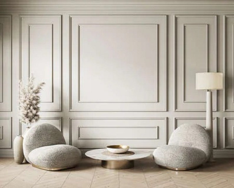 Perete decorat cu profil din poliuretan P85016 și P85403 în stil boiserie minimalist cu fotolii boucle