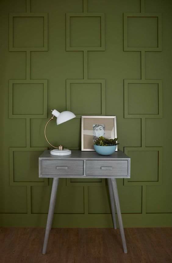 Perete decorativ verde măsliniu realizat cu profile din poliuretan în forme geometrice și consolă gri