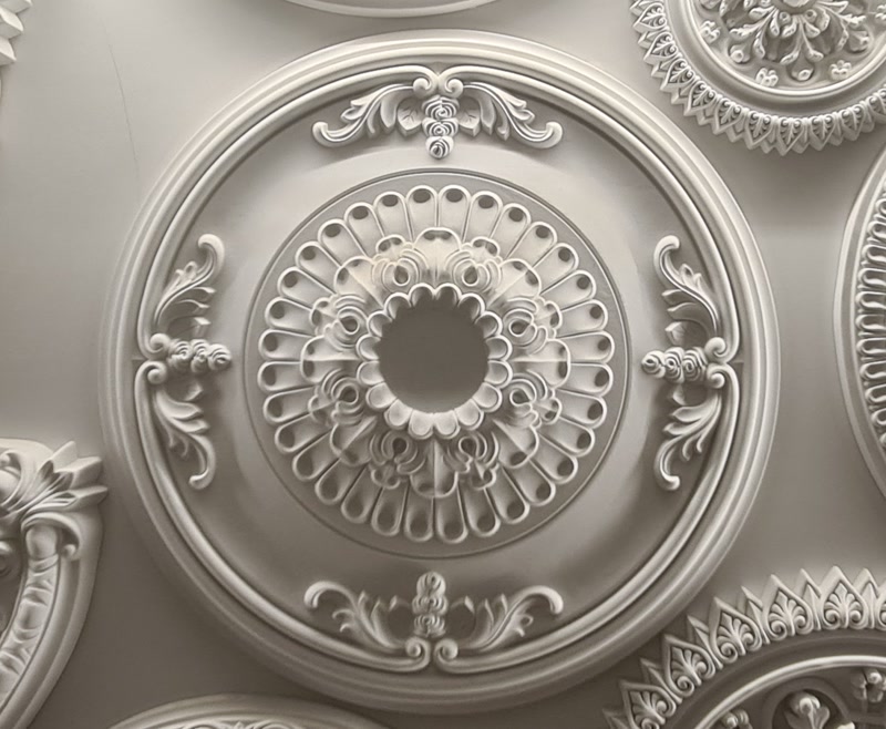 Rozetă circulară din poliuretan P7152 cu ornamente vegetale și geometrice pe tavan alb în stil clasic