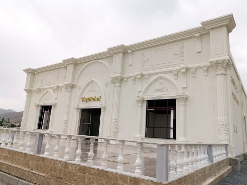 Fațadă albă din poliuretan cu pilastri, ancadramente decorative și arcade simetrice în stil neoclasic.
