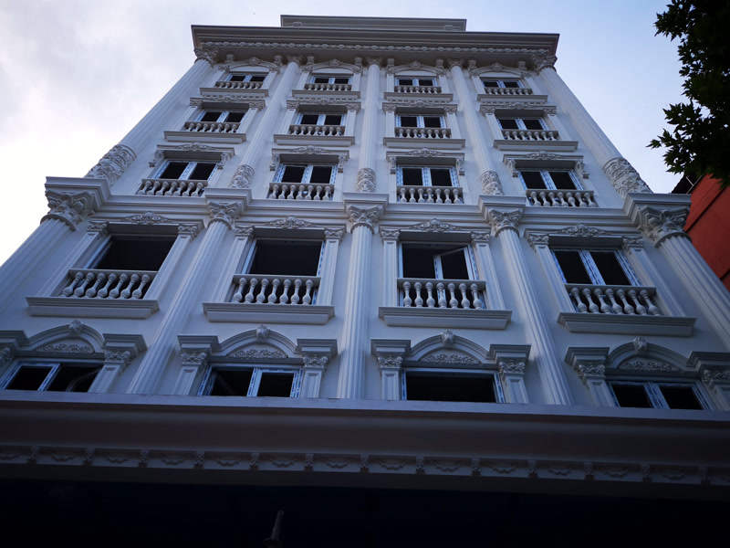 Fațadă de hotel cu arhitectură clasică decorată cu pilatri din poliuretan, arcade și profiluri de fereastră alb