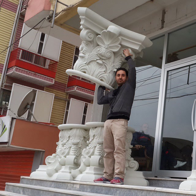 Capitel monumental din poliuretan P5280 de stil corintic susținut facil în exteriorul unei clădiri.