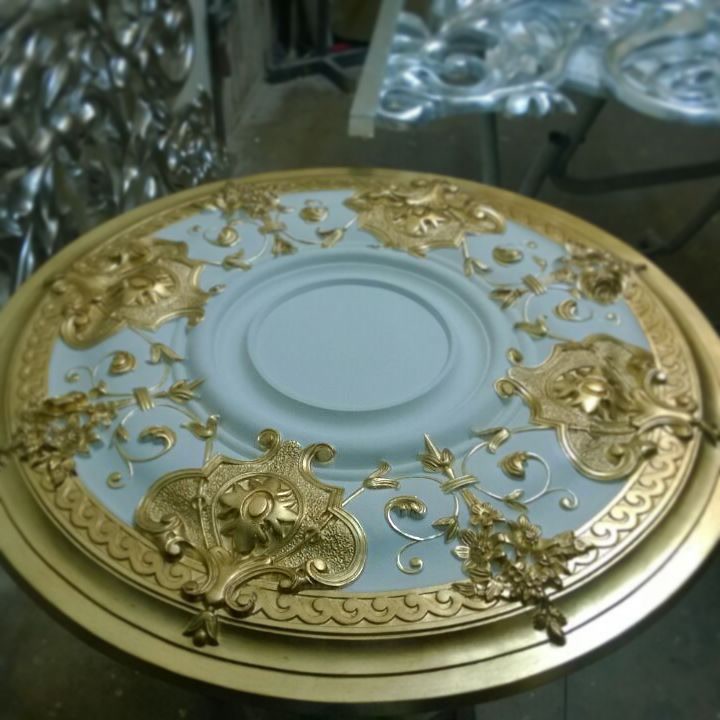 Rozetă rotundă din poliuretan P721 pictată în nuanțe de albastru pastel și reliefuri ornamentale aurite.