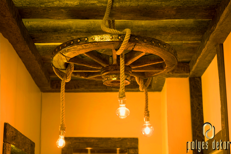 Tavan decorat cu grinzi din poliuretan cu aspect de lemn rustic P1950 și corp de iluminat suspendat într-un coridor.