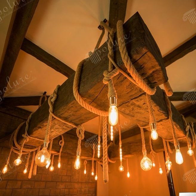 Lustră suspendată rustică din grinzi din poliuretan îmbrăcate în frânghii de cânepă cu becuri Edison calde.