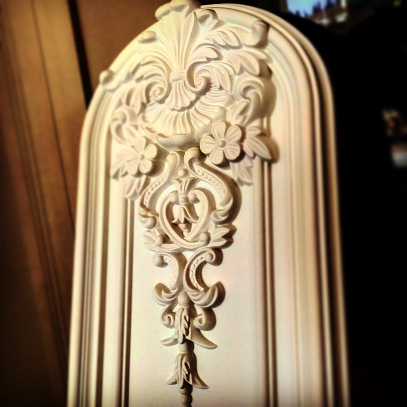 Panou decorativ din poliuretan cu sculptură clasică în relief înalt P9135 iluminat din lateral în tonuri calde.