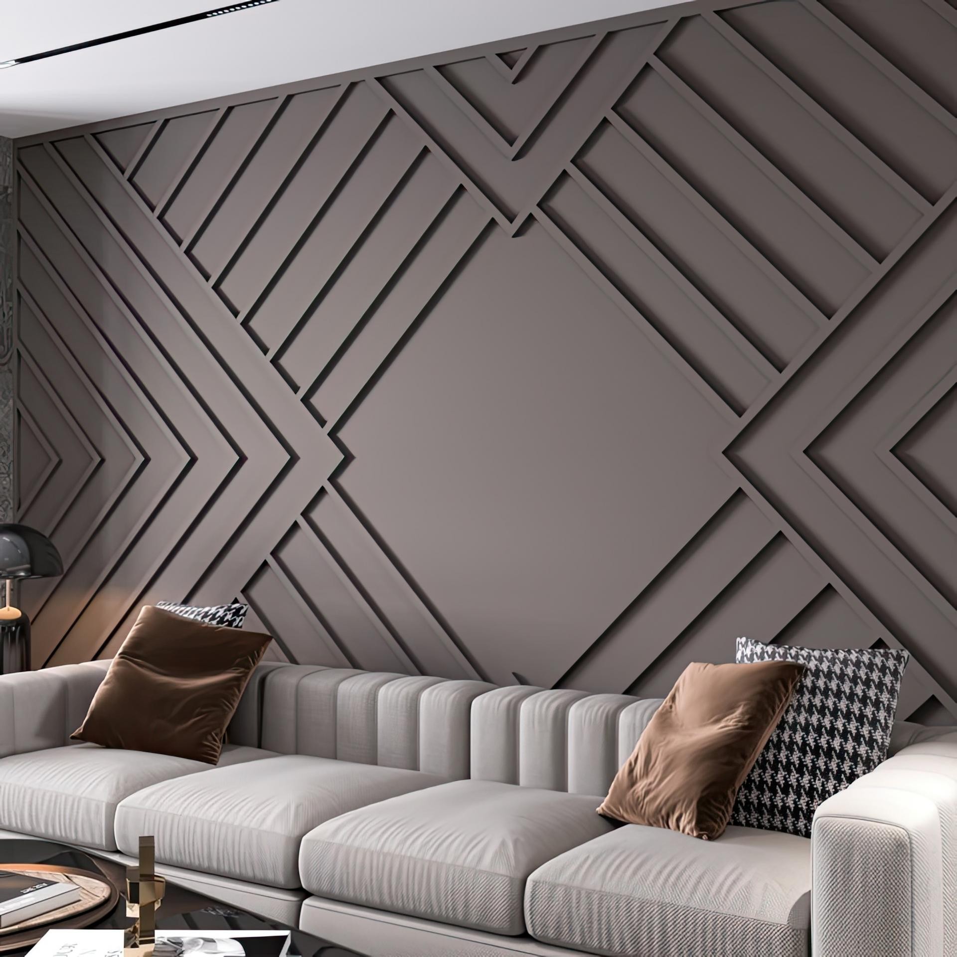 Perete accent gri taupe cu modele geometrice din profile de poliuretan P851350 în spatele unei canapele moderne.