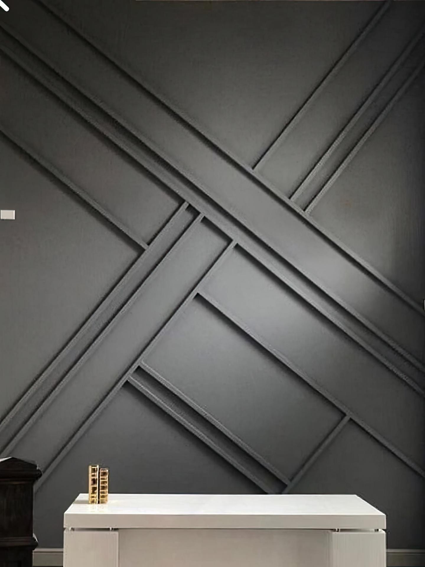 Perete accent antracit decorat cu profile din poliuretan P851350 în linii geometrice diagoanale în living