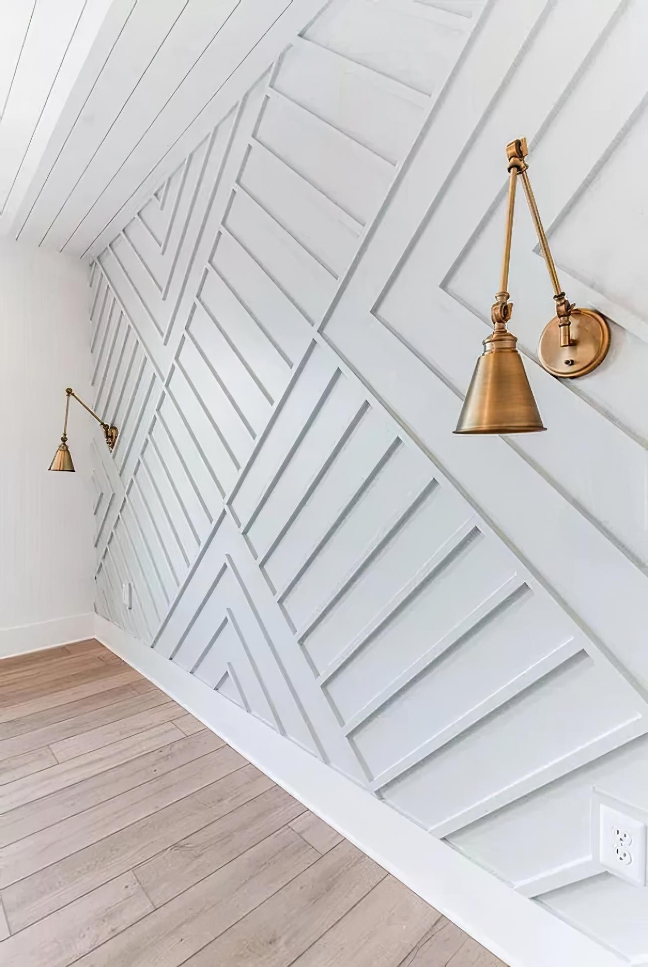 Perete decorativ cu profile din poliuretan P851350 în aranjament geometric asimetric și corpuri de iluminat din alamă