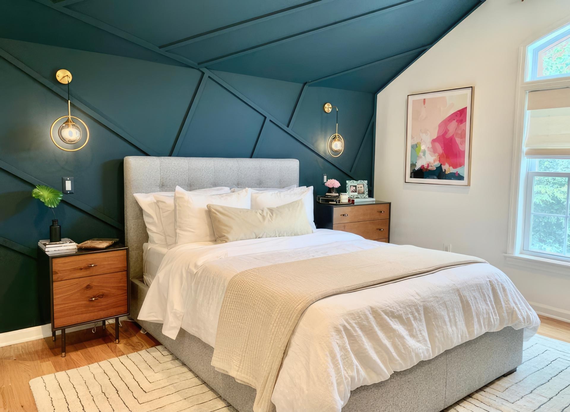 Perete de accent verde petrol decorat cu profile din poliuretan P851350 în linii geometrice asimetrice în dormitor modern.