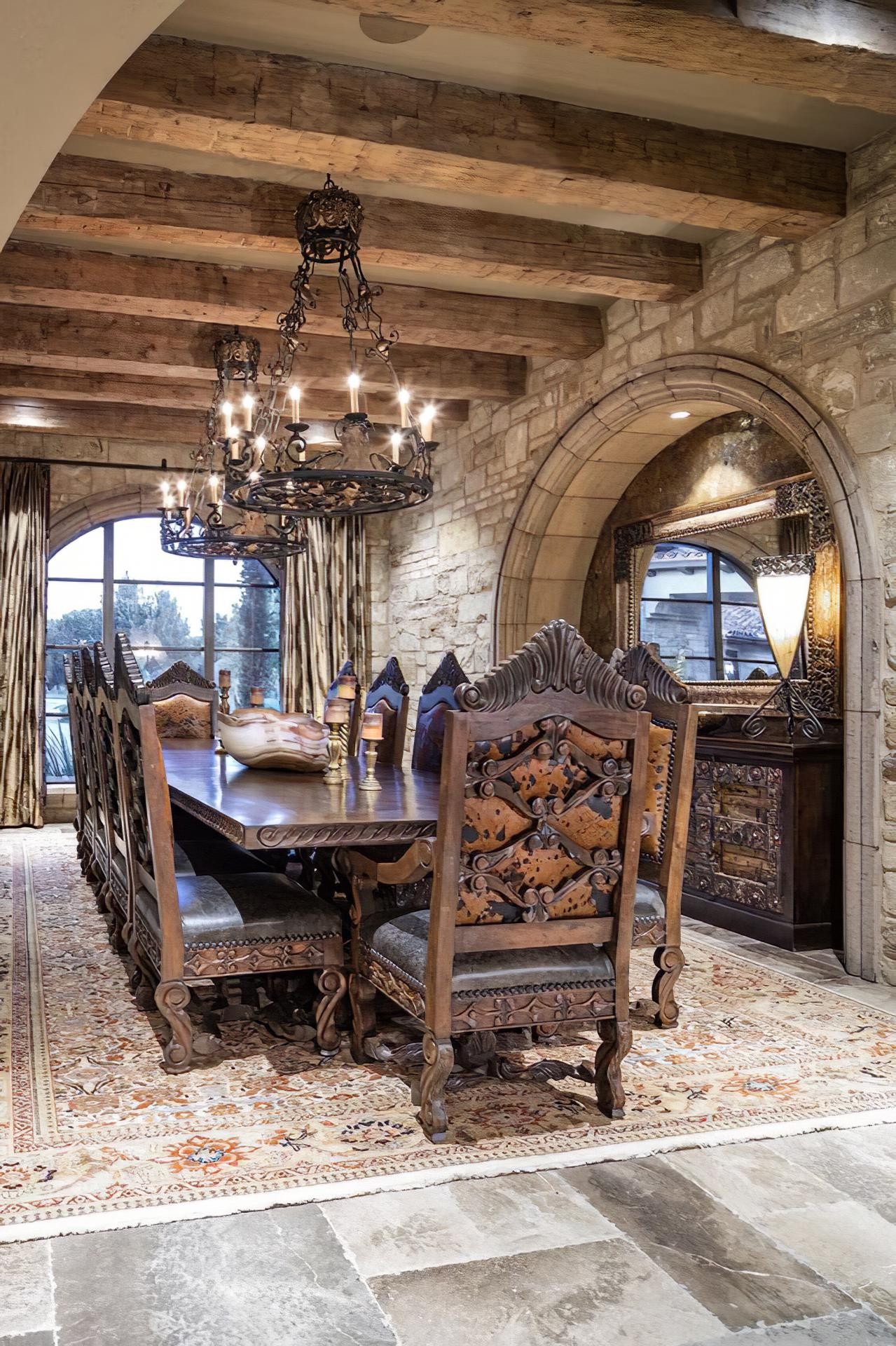 Sala de mese rustica cu grinzi decorative din poliuretan pe tavan, piese din lemn sculptat si zidarie din piatra.