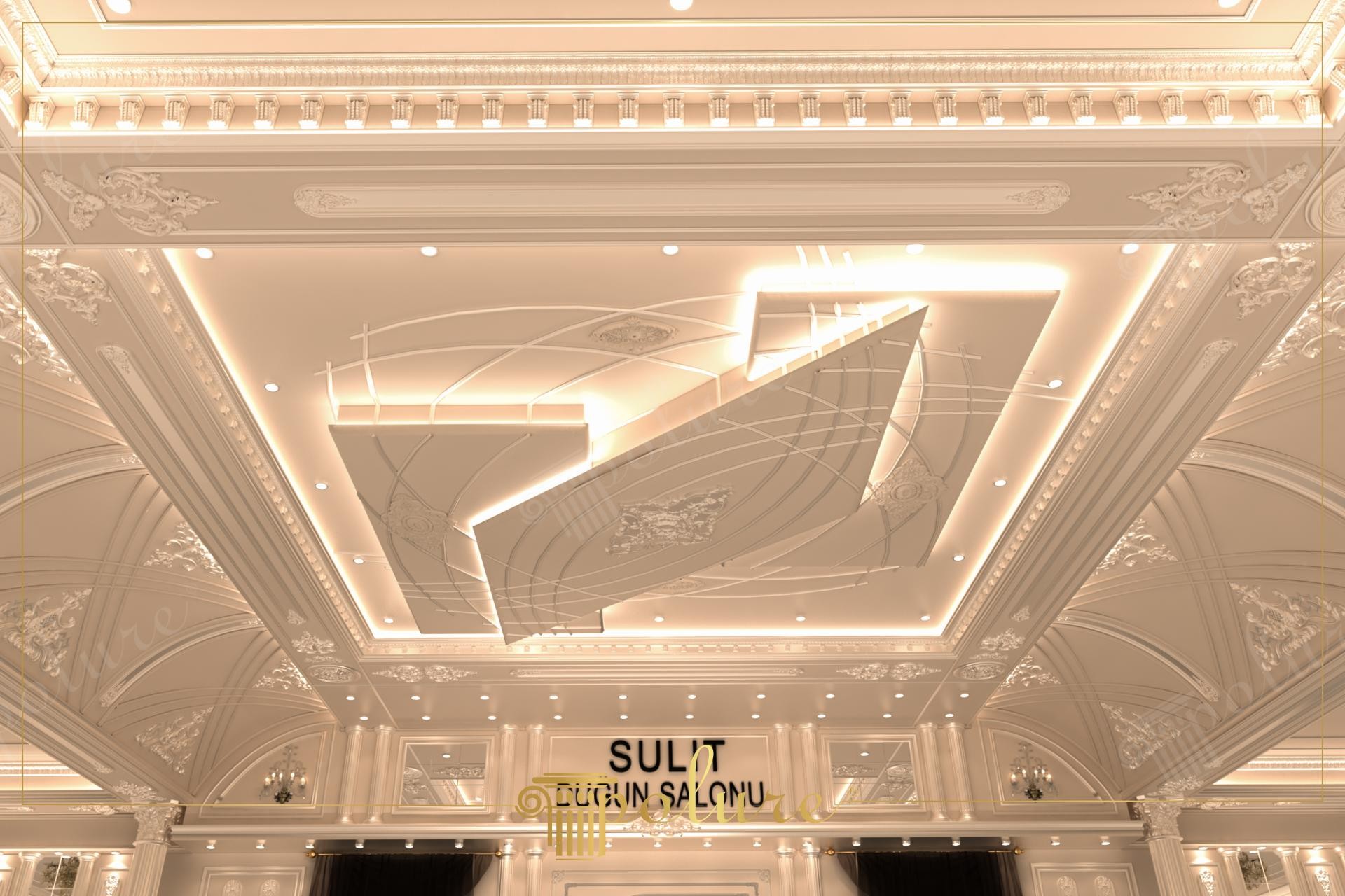 Plafon casetat cu iluminat indirect si coloane decorative din poliuretan intr-un salon de nunta clasic.