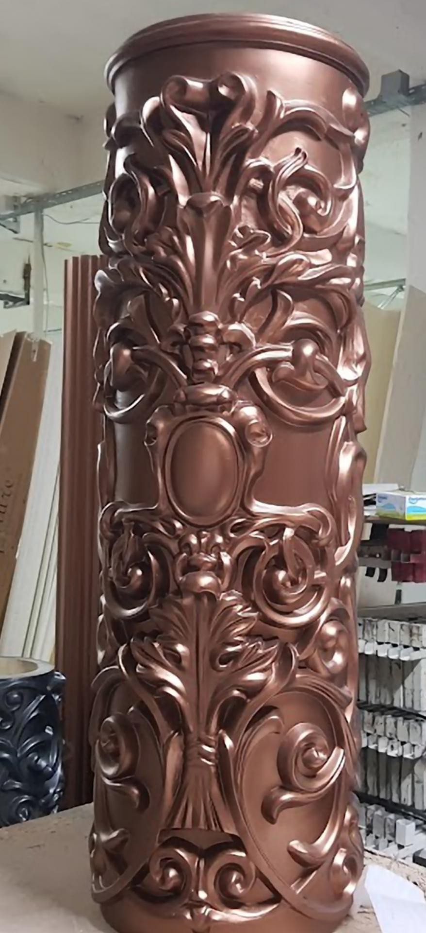 Coloană decorativă din poliuretan sculptat cu finisaj de bronz și motive vegetale clasice model P5540.