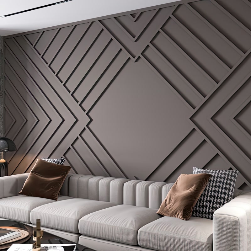 Perete accent gri taupe cu modele geometrice din profile de poliuretan P851350 în spatele unei canapele moderne.